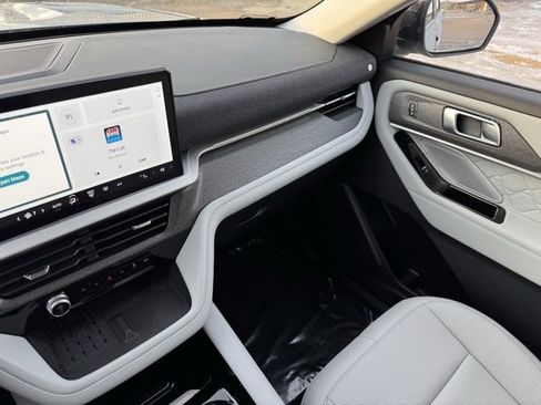 Used 2025 Ford Explorer Platinum w/ LUX Leather Package image 26