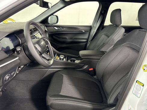 New 2025 Jeep Grand Cherokee L Laredo image 9