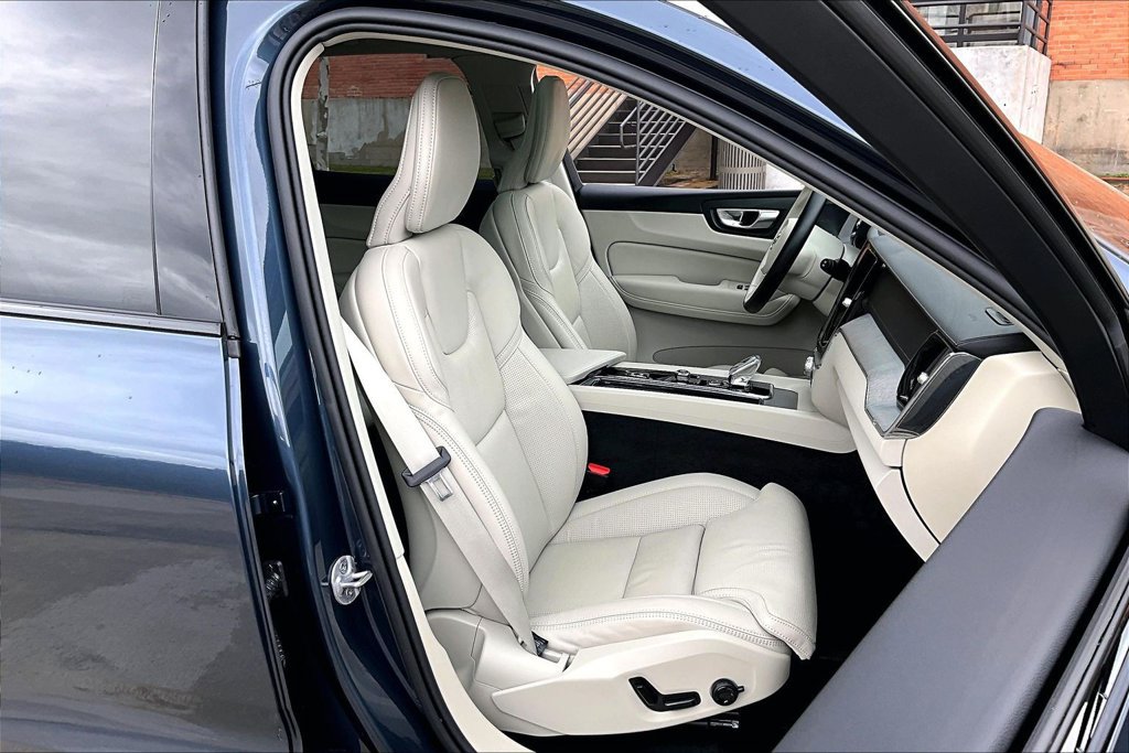 Used 2025 Volvo XC60 B5 Ultra w/ Protection Package Premier AWD/4WD image 10
