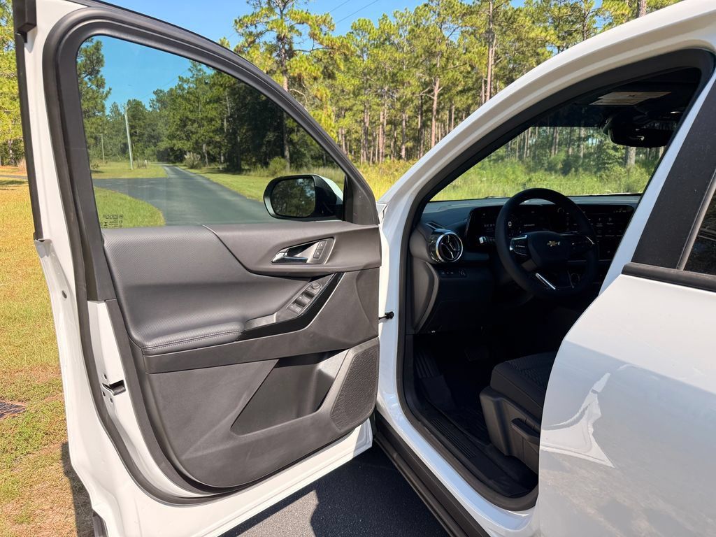 New 2027 Chevrolet Equinox LT w/ Safety and Technology Package FWD image 11