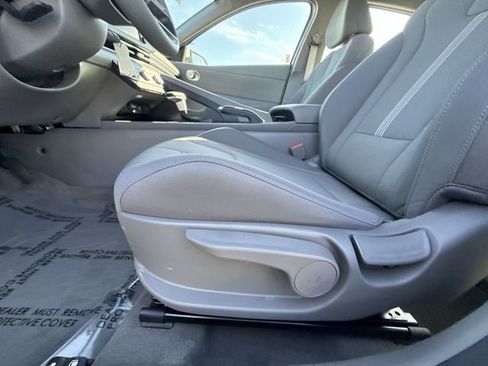 Used 2025 Hyundai Elantra SE FWD image 12