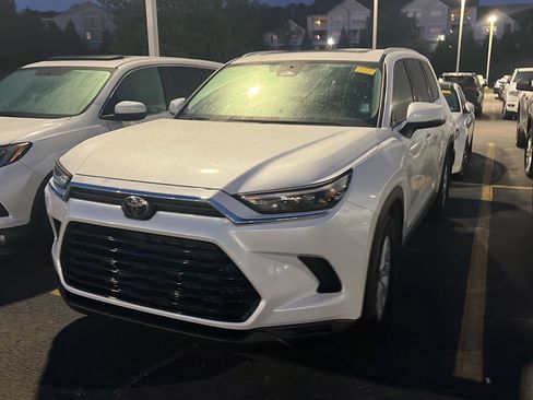 Certified 2024 Toyota Grand Highlander XLE image 3