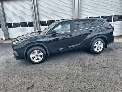 Used 2024 Toyota Highlander LE AWD/4WD image 1