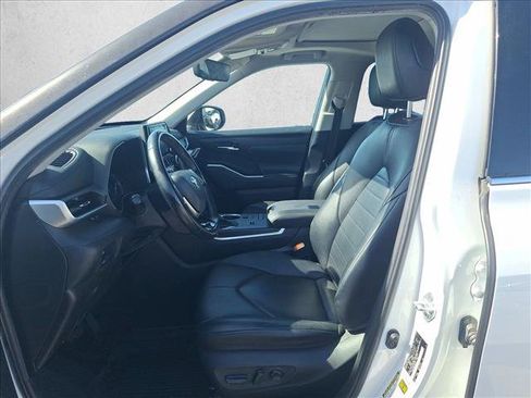 Used 2020 Toyota Highlander XLE FWD image 15