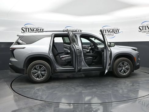 Used 2025 Chevrolet Traverse LT AWD/4WD image 36