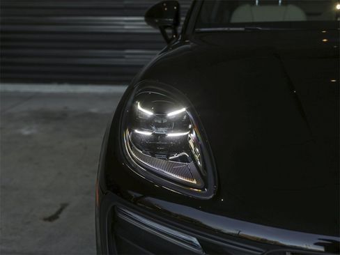 Certified 2022 Porsche Macan image 11