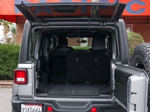 Used 2018 Jeep Wrangler Unlimited Rubicon image 9