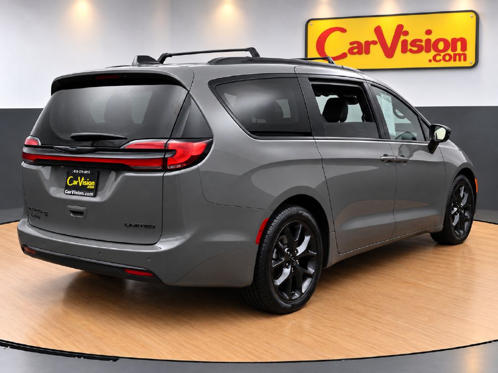 Used 2025 Chrysler Pacifica Limited FWD image 4