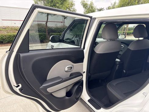 Used 2016 Kia Soul + image 12