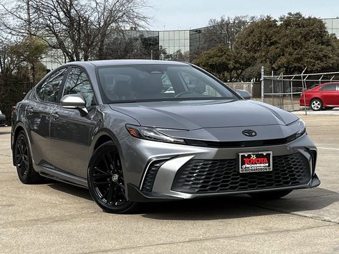 Used 2025 Toyota Camry SE w/ Convenience Package image 2