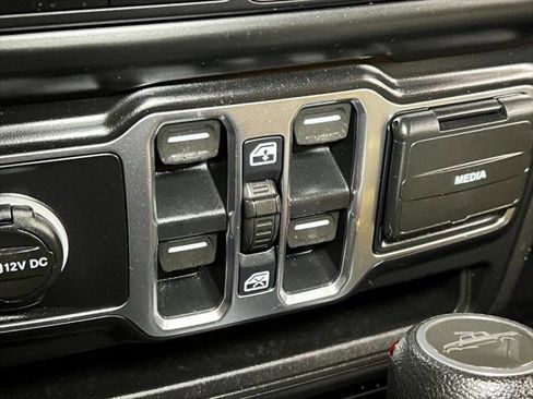 Certified 2021 Jeep Gladiator Overland w/ Cold Weather Group image 43