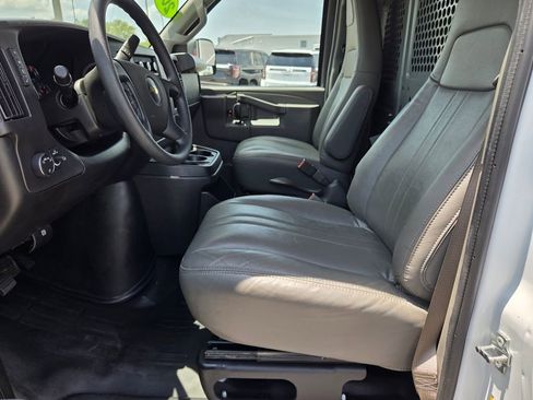 Certified 2025 Chevrolet Express 2500 w/ Driver Convenience Package RWD image 4