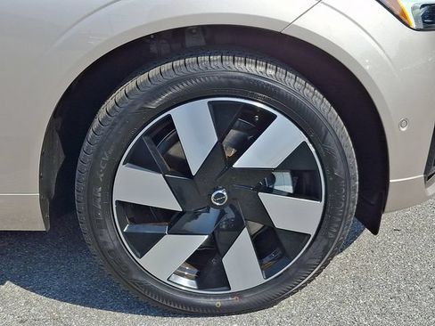 Certified 2025 Volvo XC60 T8 Plus w/ Protection Package Premier AWD/4WD image 9