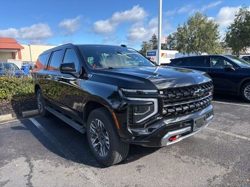 Used 2025 Chevrolet Suburban Z71 image 1