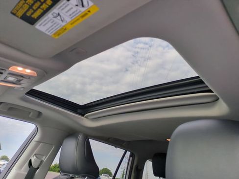 Used 2023 Toyota Highlander XLE AWD/4WD image 27