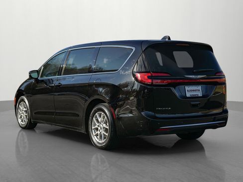Used 2024 Chrysler Pacifica Touring-L image 5