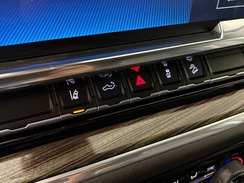 Used 2025 Chevrolet Silverado 2500 LT w/ Convenience Package image 32