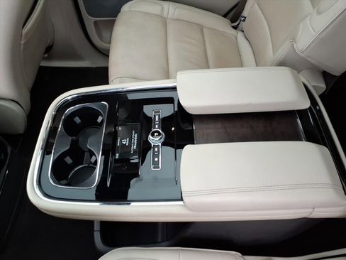 Used 2019 Lincoln Navigator Reserve image 16