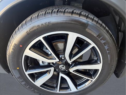 Used 2018 Nissan Rogue SL w/ Premium Package FWD image 7