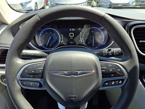 Used 2024 Chrysler Pacifica Touring-L FWD image 19