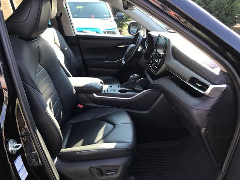 Certified 2020 Toyota Highlander XLE AWD/4WD image 35