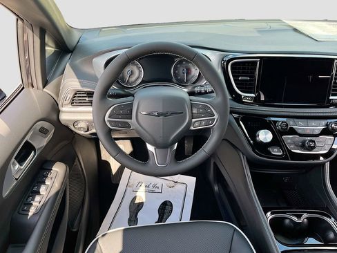 New 2026 Chrysler Pacifica Limited FWD image 19