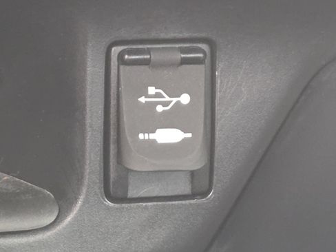 Used 2018 Toyota C-HR XLE FWD image 4