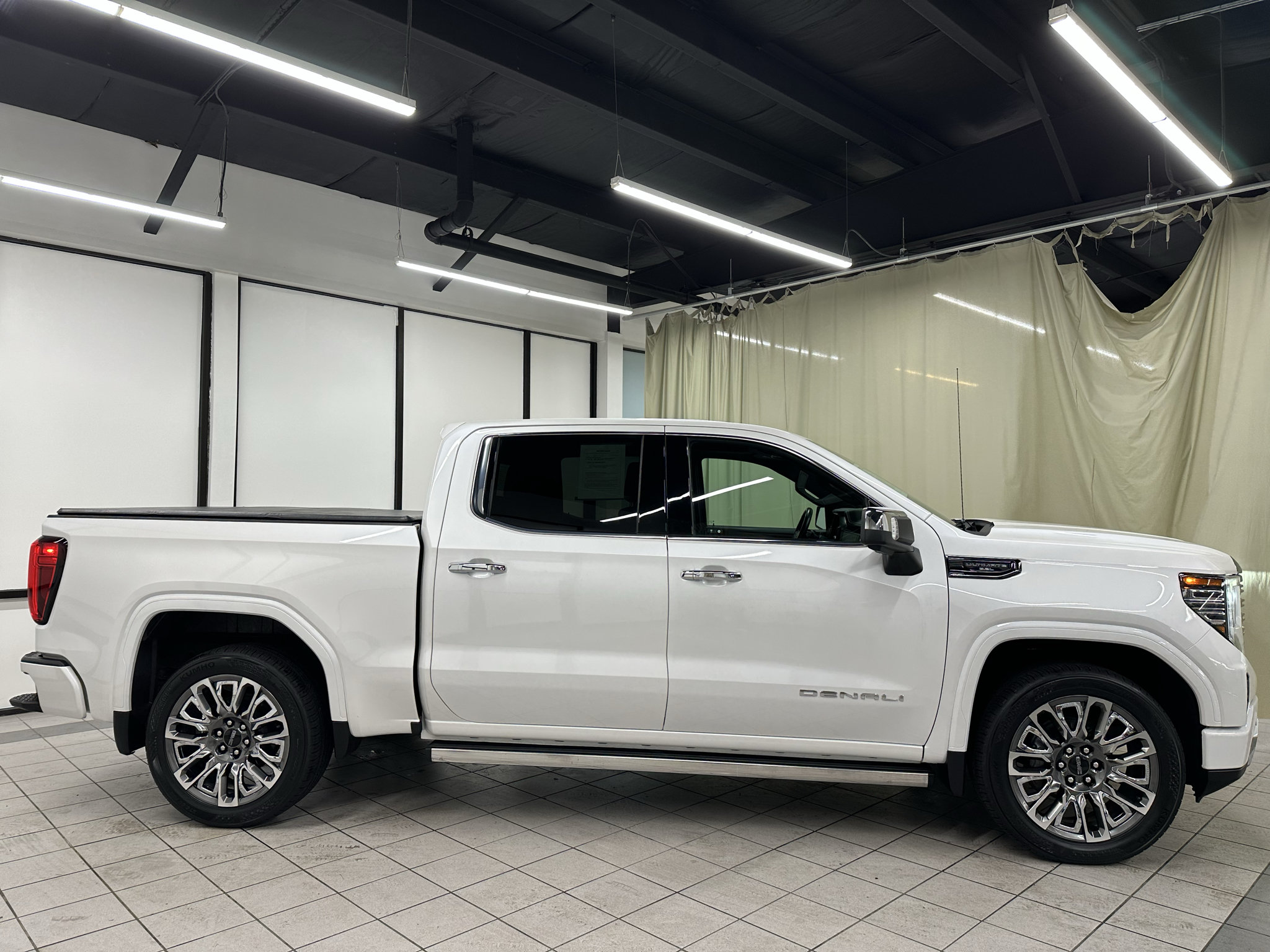 Certified 2024 GMC Sierra 1500 Denali Ultimate AWD/4WD image 3