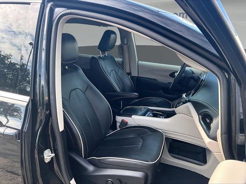 Used 2023 Chrysler Pacifica Limited FWD image 33