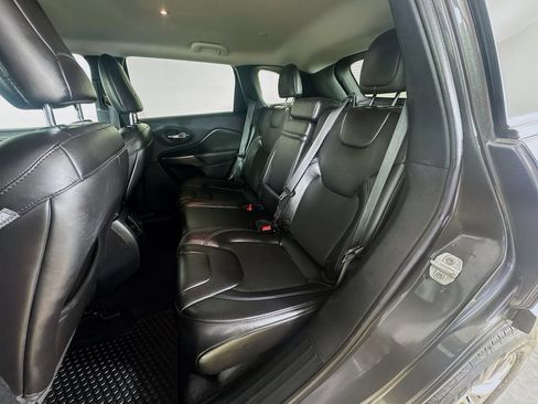 Used 2019 Jeep Cherokee Latitude Plus w/ Cold Weather Group AWD/4WD image 22