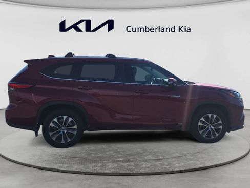 Used 2021 Toyota Highlander XLE AWD/4WD image 6