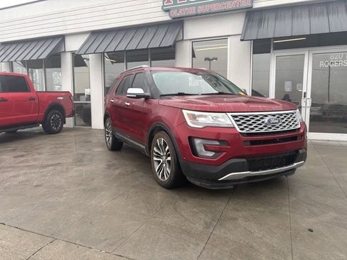 Used 2017 Ford Explorer Platinum image 3