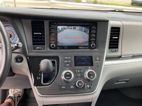 Used 2020 Toyota Sienna LE w/ LE Preferred Package FWD image 27
