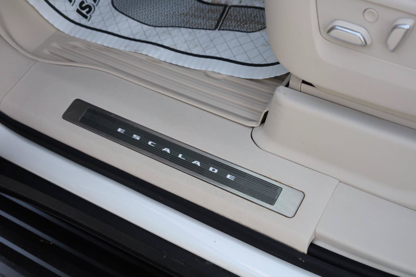 Used 2021 Cadillac Escalade Premium Luxury Platinum w/ LPO, Floor Liner Package AWD/4WD image 17