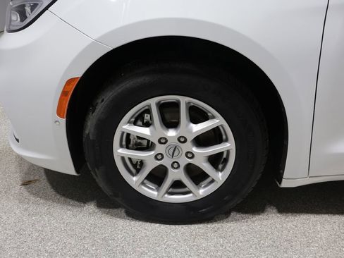 Used 2021 Chrysler Pacifica Touring-L w/ Uconnect Theater Family Group FWD image 9