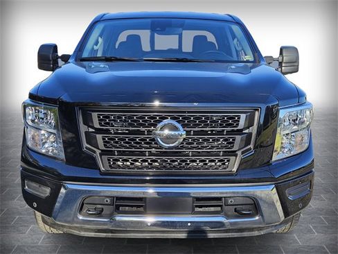 Used 2022 Nissan Titan SV w/ SV Convenience Package image 2