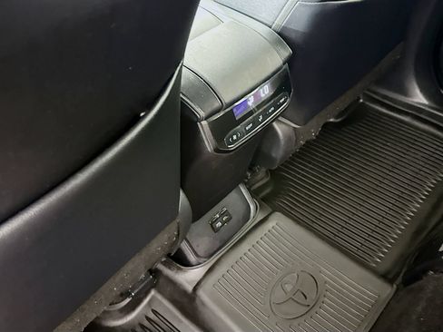 Used 2023 Toyota Highlander XLE AWD/4WD image 25