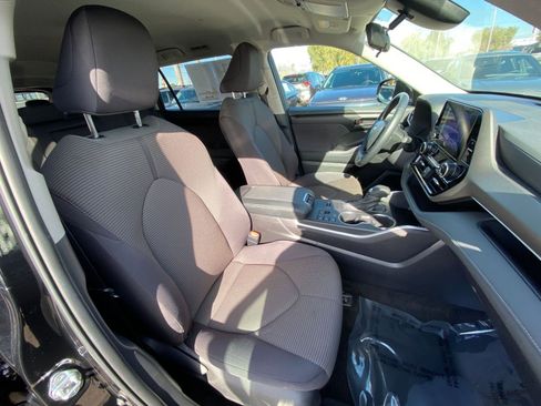 Used 2025 Toyota Highlander LE image 28
