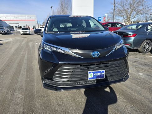 Used 2025 Toyota Sienna LE image 9