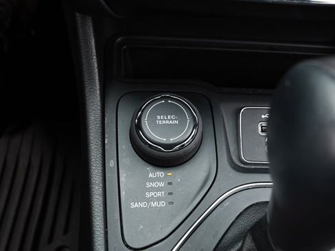Used 2022 Jeep Cherokee Latitude Lux w/ Mopar Interior Package AWD/4WD image 19