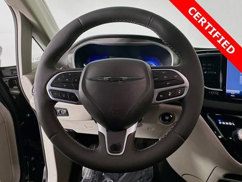 Used 2024 Chrysler Pacifica Touring-L image 13