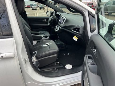 New 2026 Chrysler Pacifica Select image 18