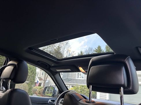 Used 2019 Jeep Grand Cherokee Limited image 9