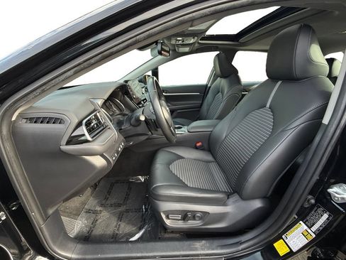 Used 2023 Toyota Camry SE w/ Cold Weather Package FWD image 9