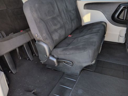 Used 2019 Dodge Grand Caravan SE w/ UConnect Hands-Free Group image 21