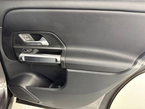Used 2022 Mercedes-Benz GLB 250 image 38