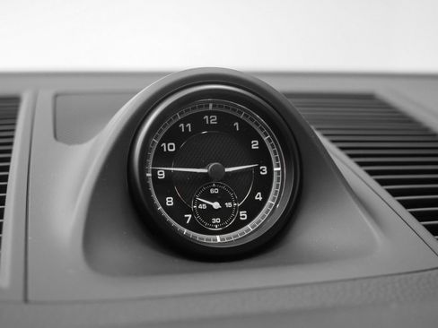 Certified 2025 Porsche Macan image 32