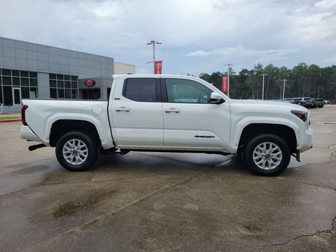 Certified 2026 Toyota Tacoma SR5 AWD/4WD image 9