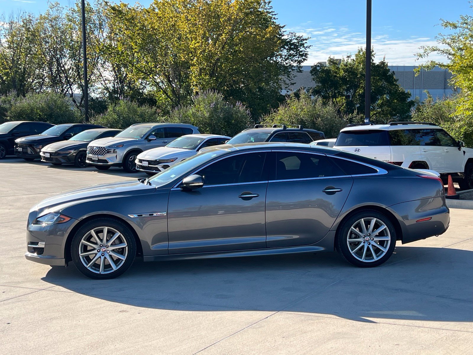Used 2016 Jaguar XJ R-Sport RWD image 6
