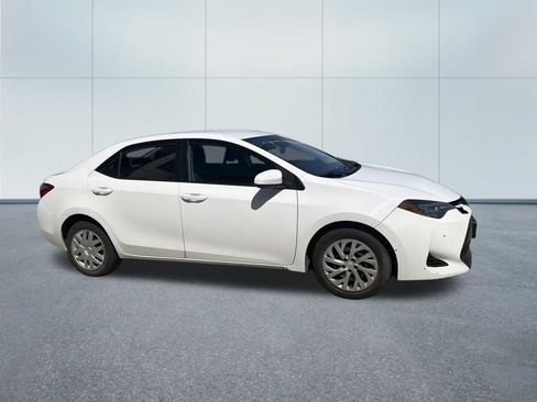 Used 2018 Toyota Corolla LE FWD image 3